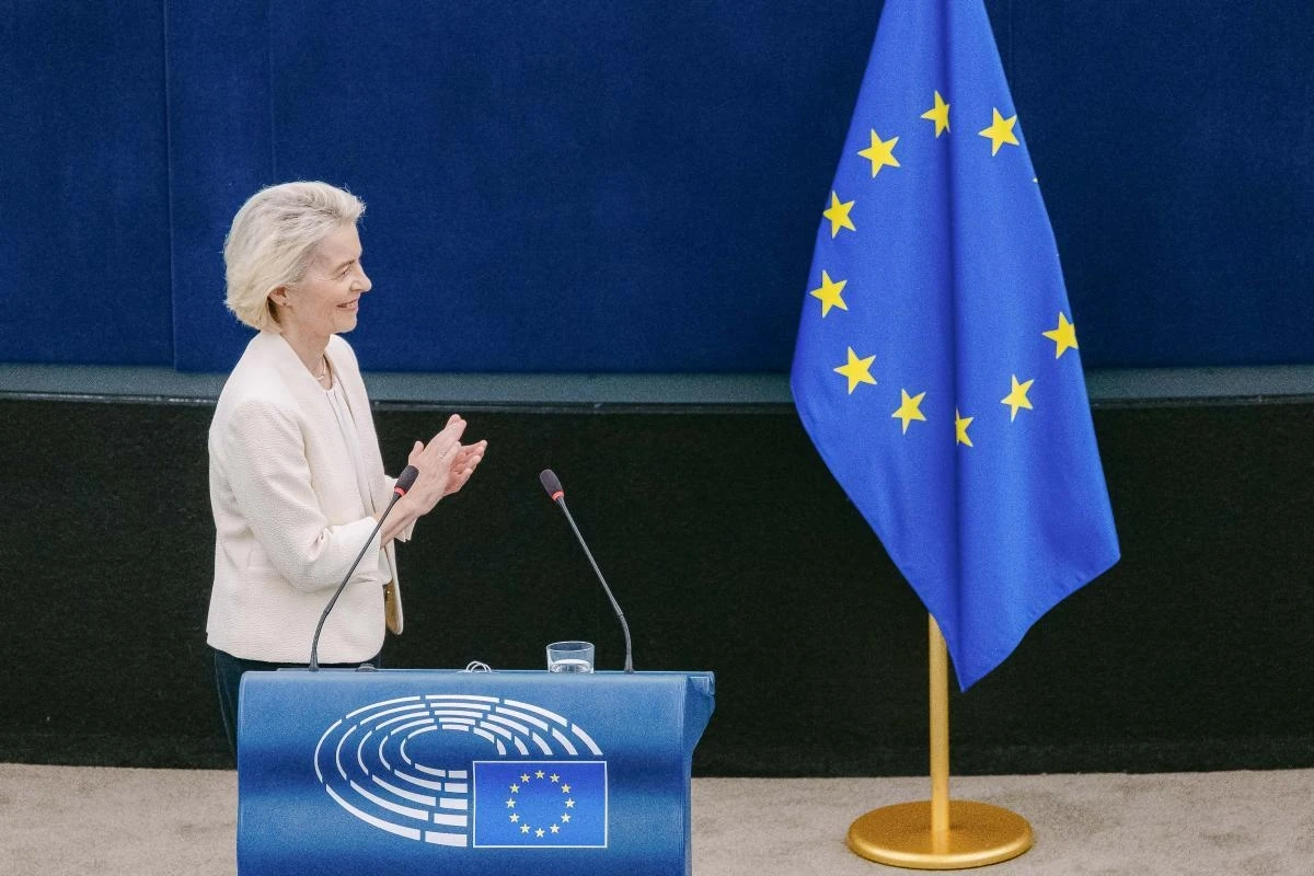 Ursula von der Leyen przy mównicy Parlamentu Europejskiego w Strasburgu