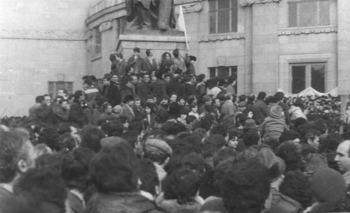 Tłum uczestników demonstracji ruchu karabaskiego na placu Teatralnym w Erywaniu latem 1988 roku