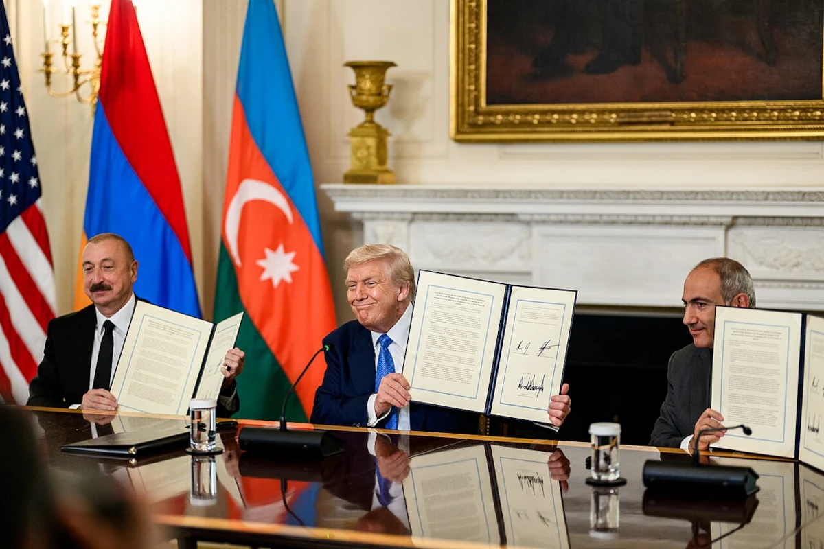 Ilham Alijew, Donald Trump i Nikol Paszynian z dokumentami podczas spotkania w Białym Domu 8 sierpnia 2025 roku