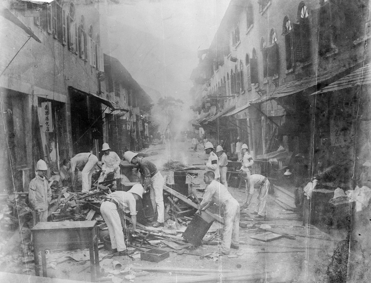 Archiwalna fotografia żołnierzy usuwających wyposażenie domów na ulicy Hongkongu podczas epidemii dżumy