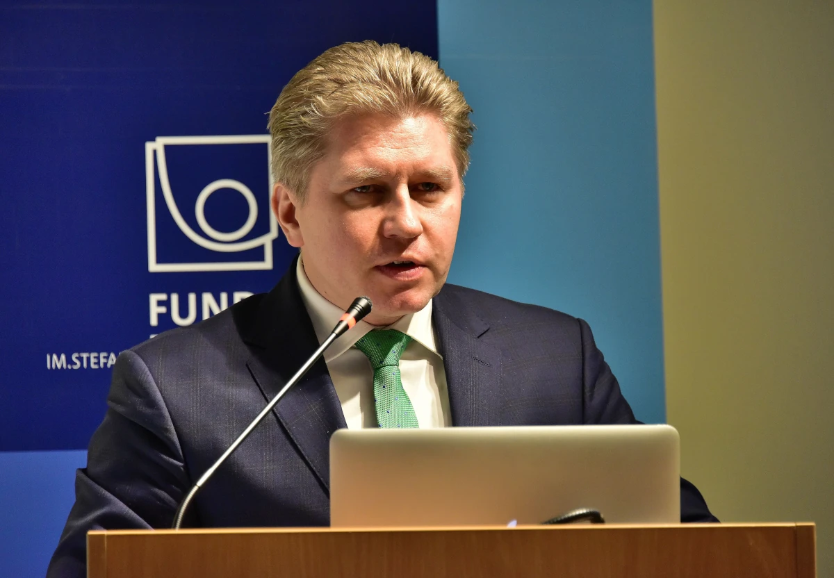 Marcin Matczak przemawiający przy mównicy z mikrofonem i laptopem, 2019 r.
