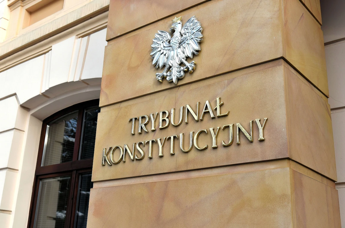 Godło Polski i napis „Trybunał Konstytucyjny” przy wejściu do budynku w Warszawie