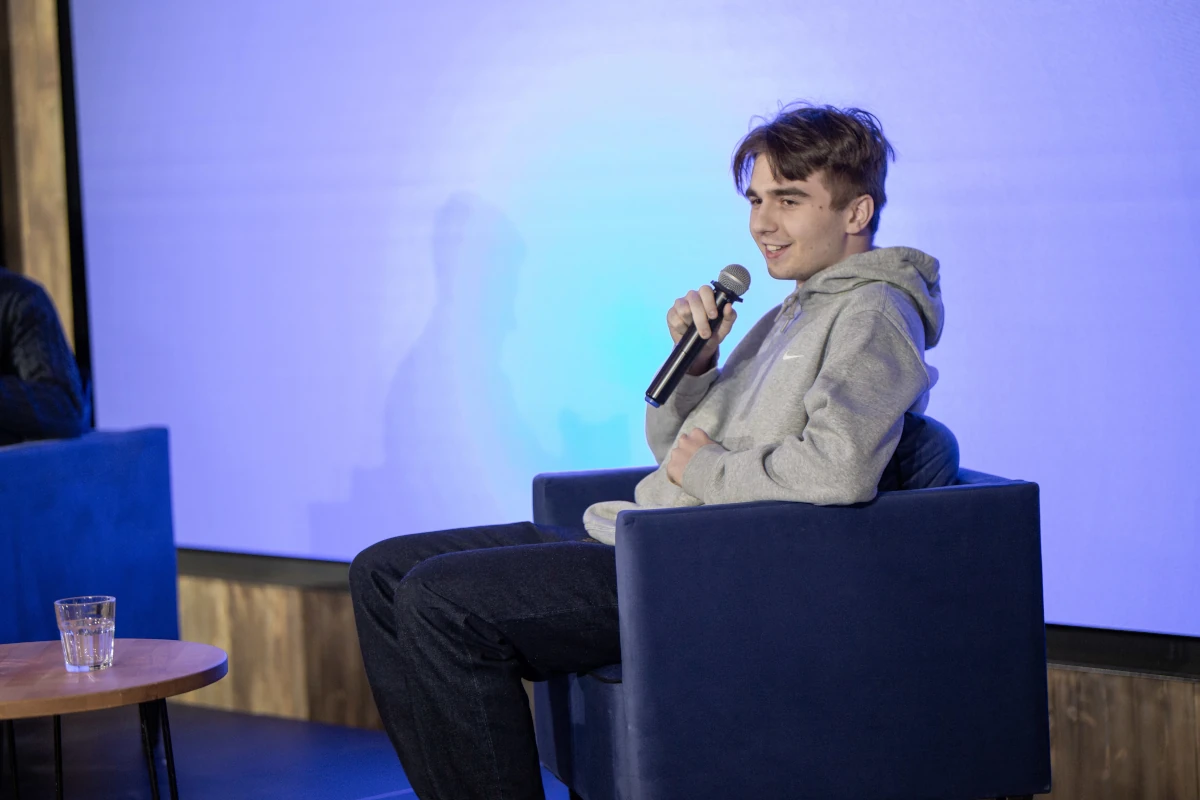 Michał „Mata” Matczak siedzący w fotelu z mikrofonem podczas Spotkań KML