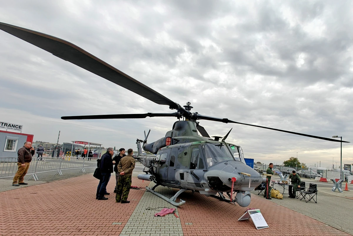 Śmigłowiec Bell UH-1Y Venom numer 0496 widziany od przodu, z czterołopatowym wirnikiem, głowicą pod nosem i boczną wyrzutnią rakiet.