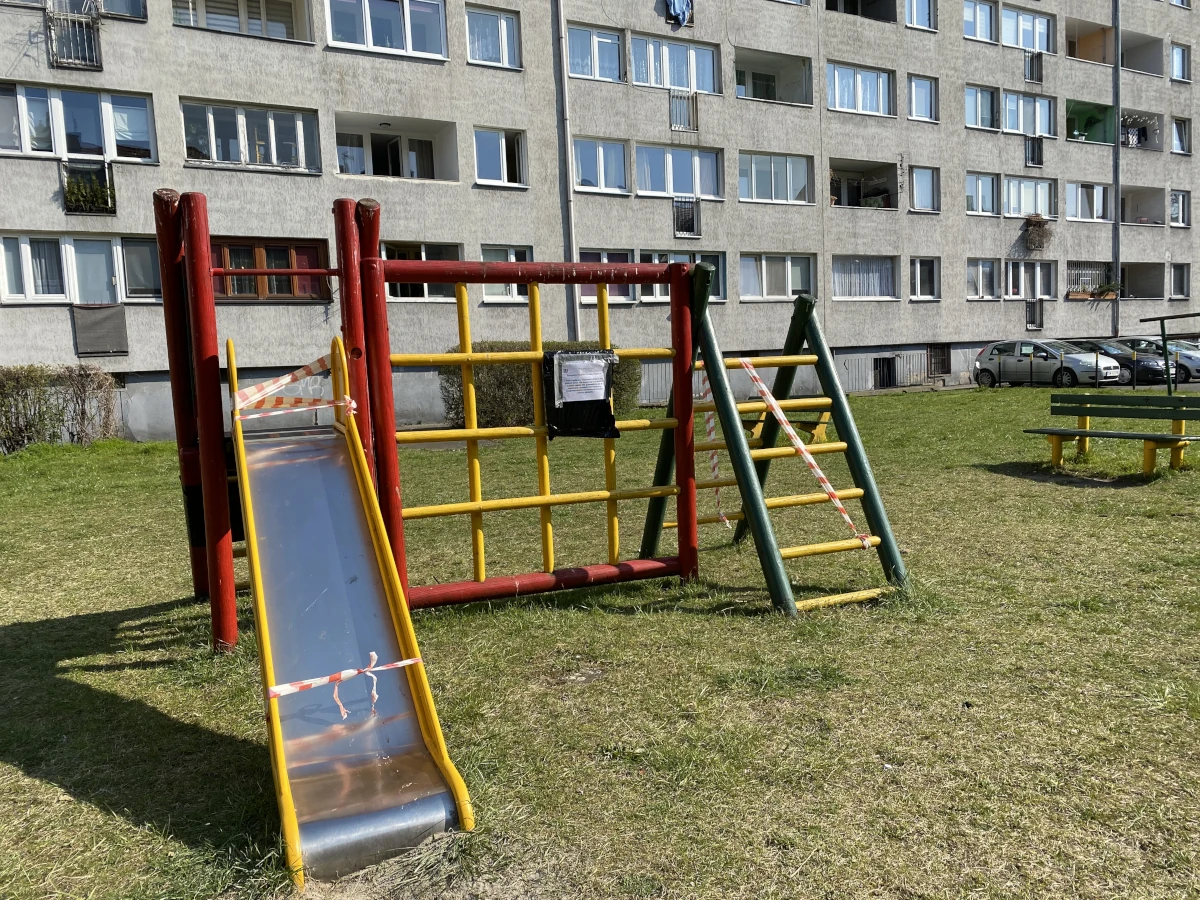 Zjeżdżalnia i drabinki na placu zabaw we Wrocławiu zabezpieczone taśmą podczas pandemii COVID-19