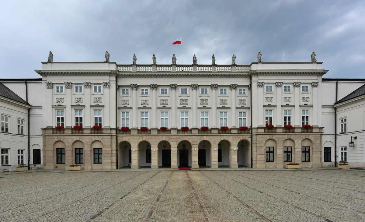 Fasada Pałacu Prezydenckiego w Warszawie z polską flagą